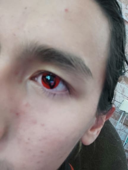 Reseña fotográfica de los contactos Uchiha Sharingan totalmente activados